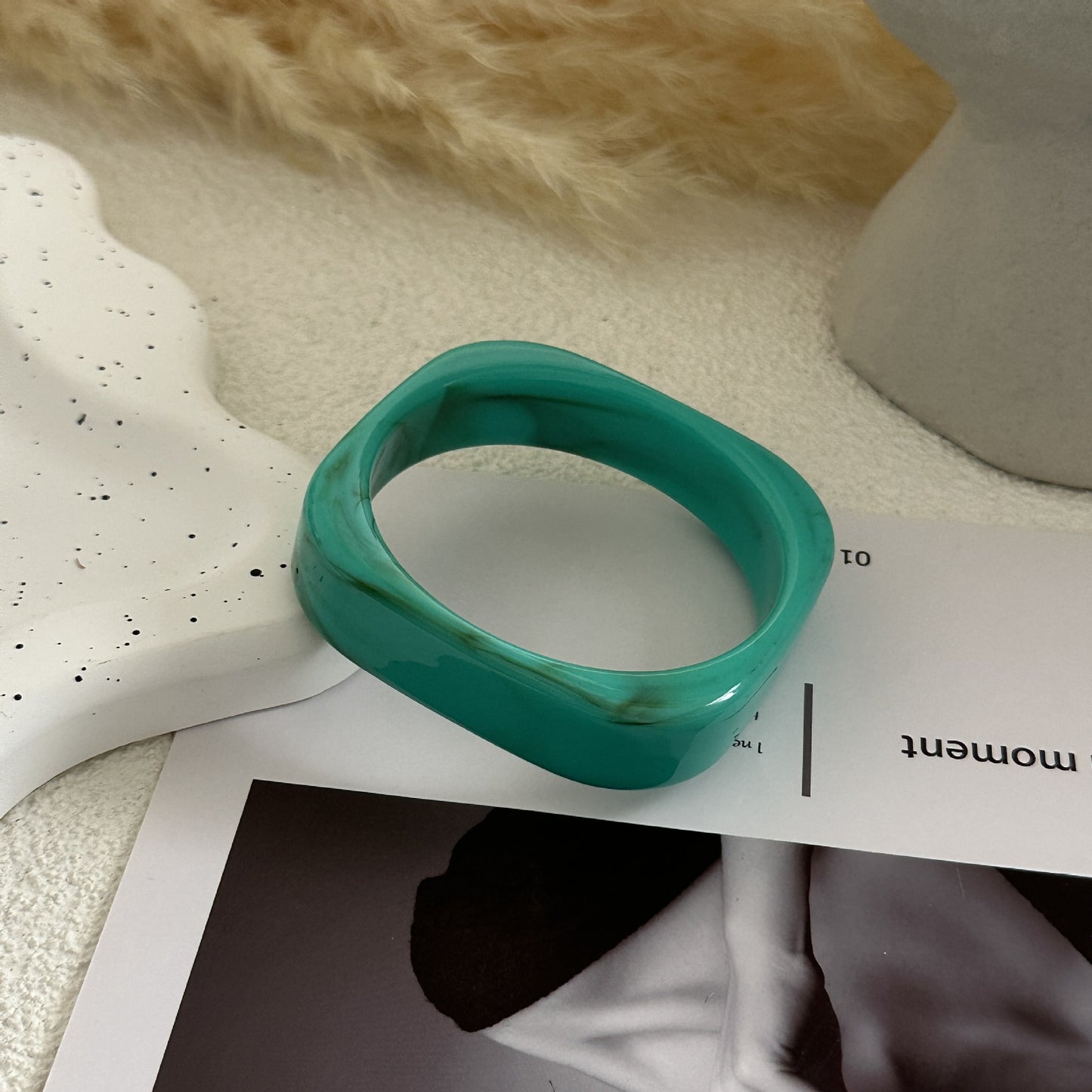 Bracciale rigido in acrilico geometrico minimalista con gocce d'olio