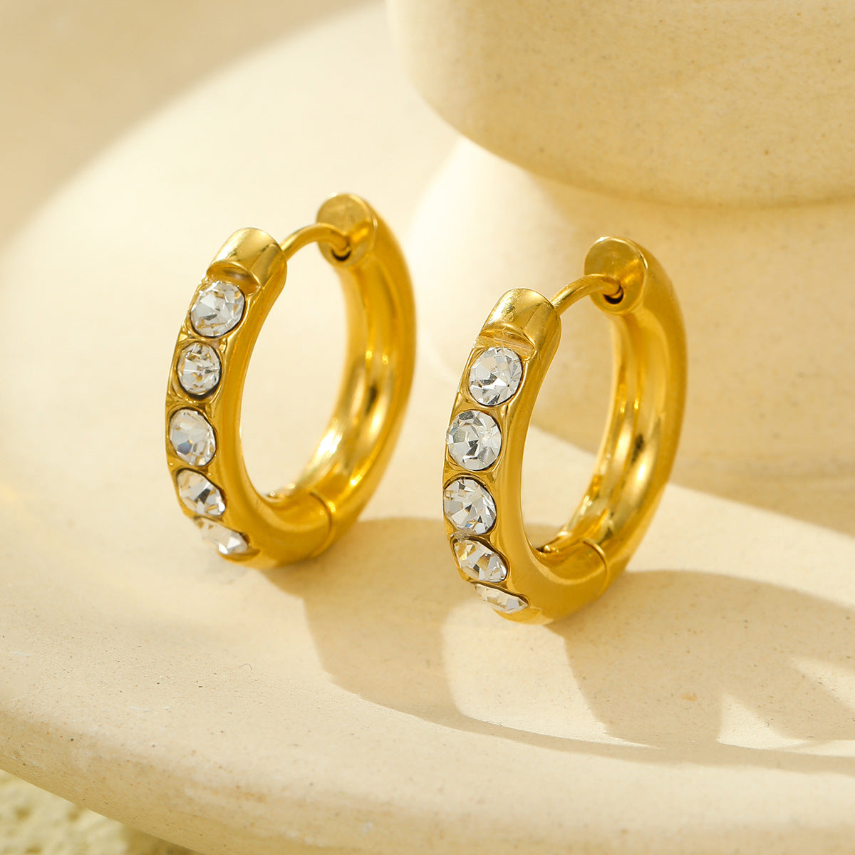 Pendientes de acero inoxidable estilo francés vintage con incrustaciones de circonio chapados en oro de 18 quilates de acero de titanio para mujer