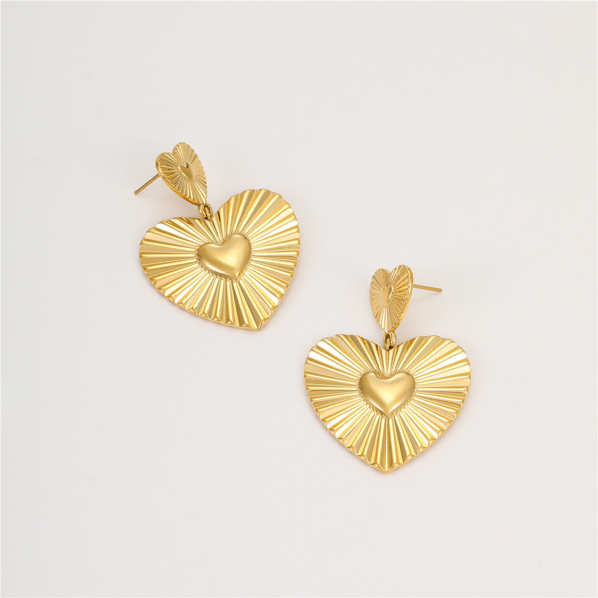 Pendientes de acero inoxidable en forma de corazón a la moda con acabado chapado para mujer