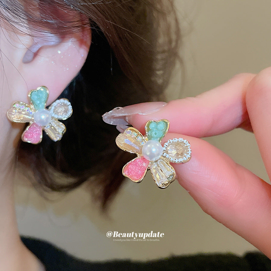 Elegantes aretes de flor con cristales y postes de acero enchapado para mujer