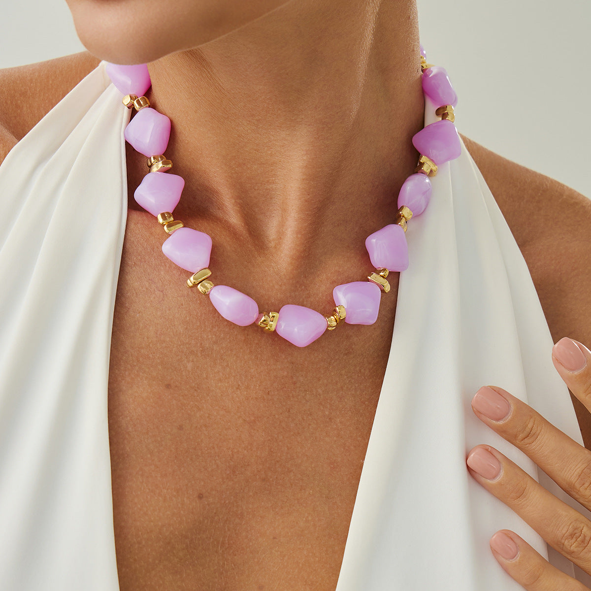 Collana girocollo da donna in resina, geometrica minimalista irregolare, con finitura placcata