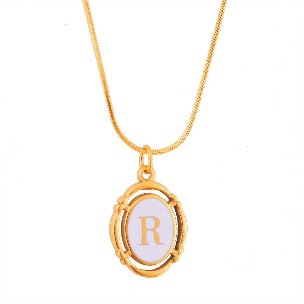 Collana con Pendente Ovale Minimalista a Forma di Lettera in Acciaio al Titanio Placcato Oro con Finitura Smaltata Unisex