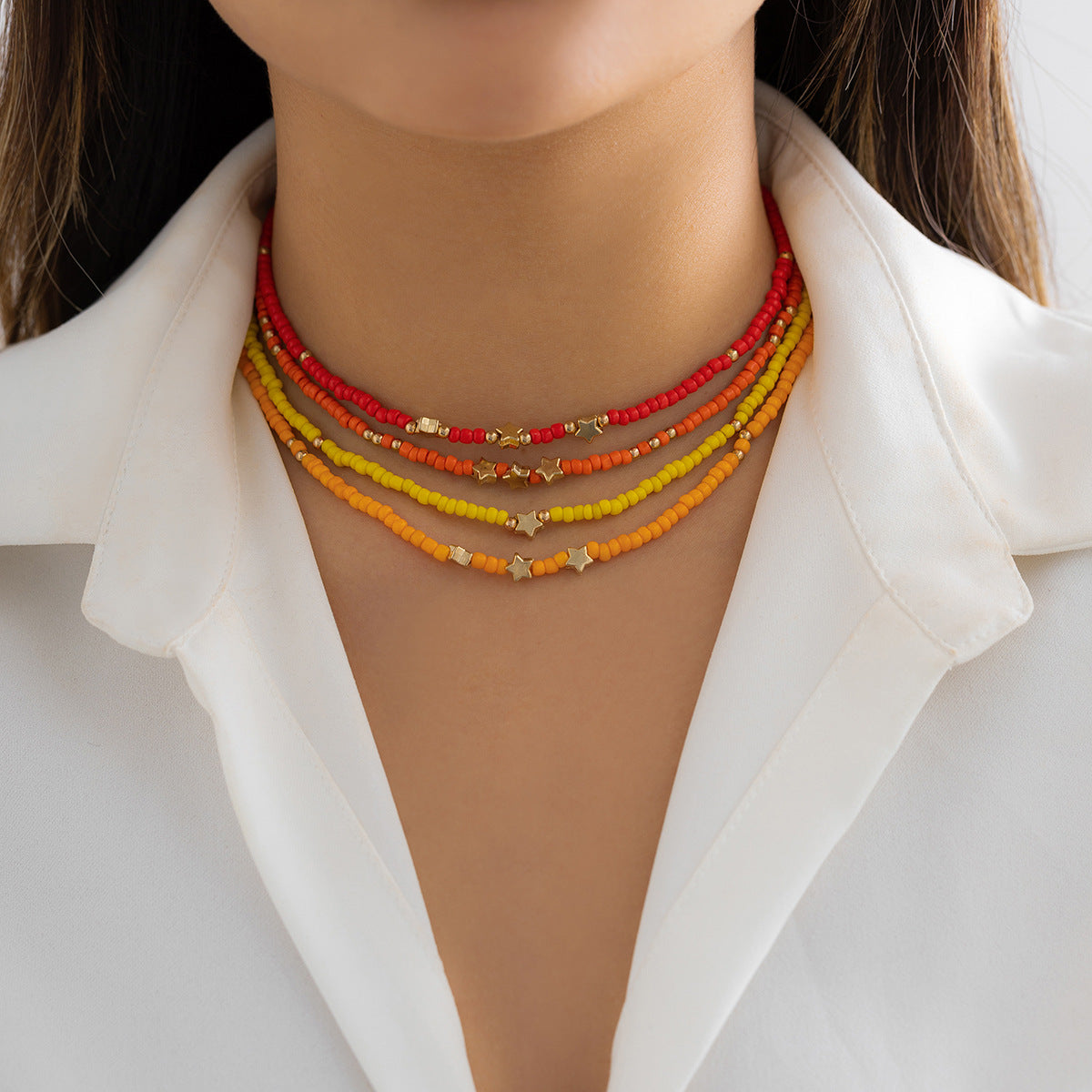 Collana a sospensione geometrica minimalista a forma di stella da donna con perline colorate su catena di perle rotonde
