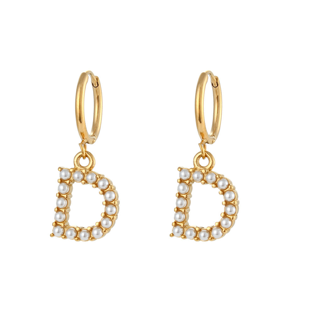 Orecchini a perno a forma di lettera dal design minimalista per donna in acciaio inossidabile con placcatura in oro 18 carati e dettagli in perle