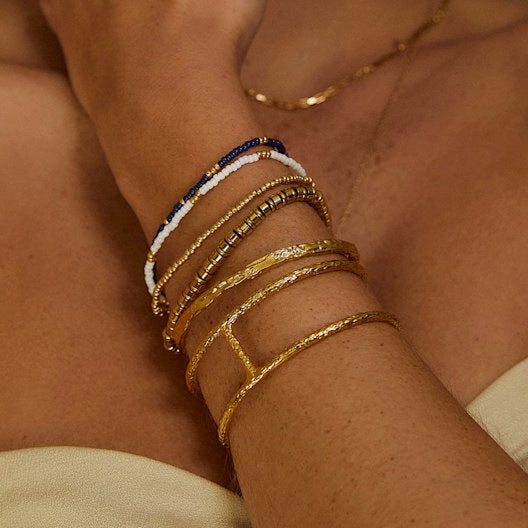 Pulsera minimalista geométrica de titanio y acero con textura martillada de doble capa abierta con acabado galvanizado para mujer