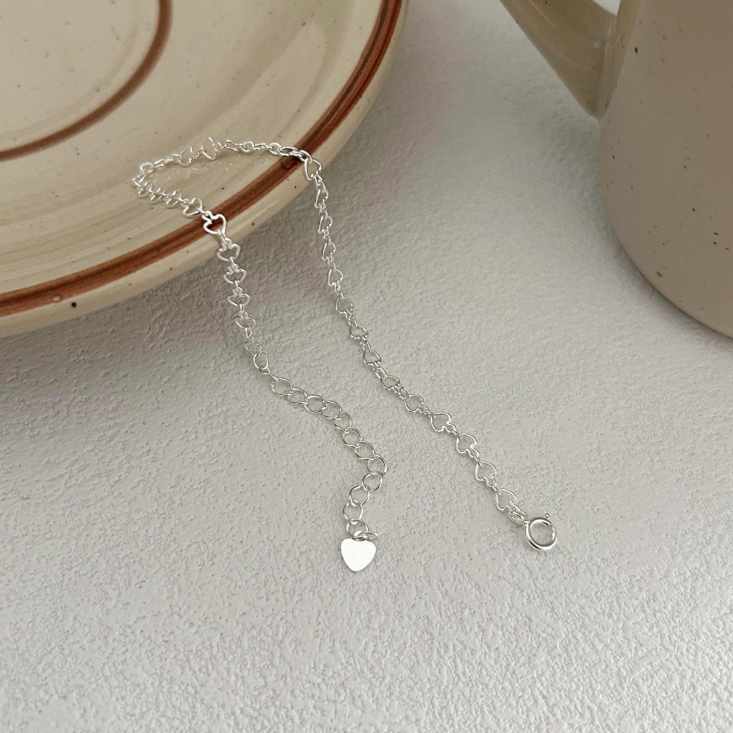 Bracciale Minimalista a Cuore in Argento Sterling 925 con Finitura Placcata, Estetica Geometrica e Dolce