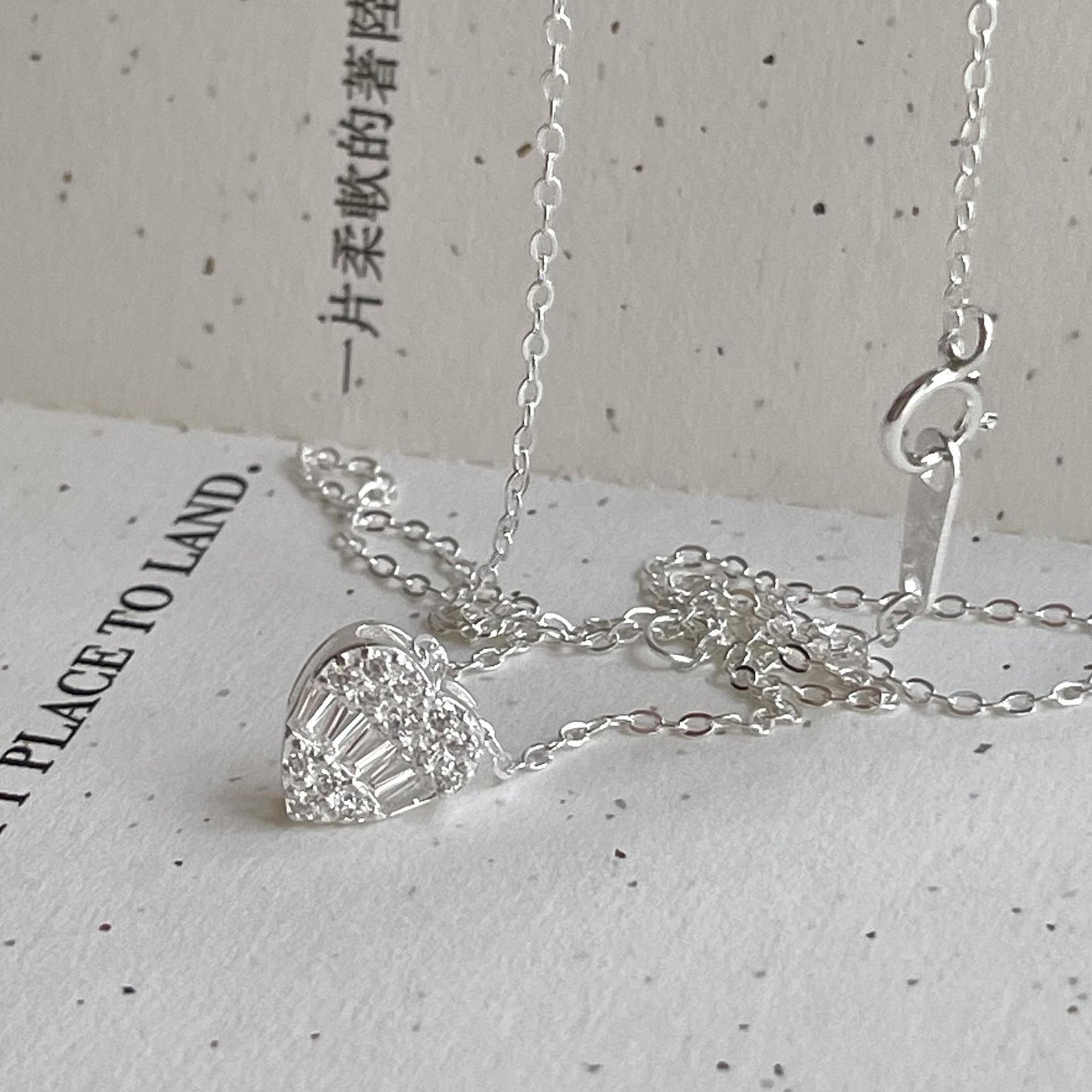 Collar minimalista en forma de corazón de plata de ley 925 con acentos de diamantes de imitación en cadena cruzada