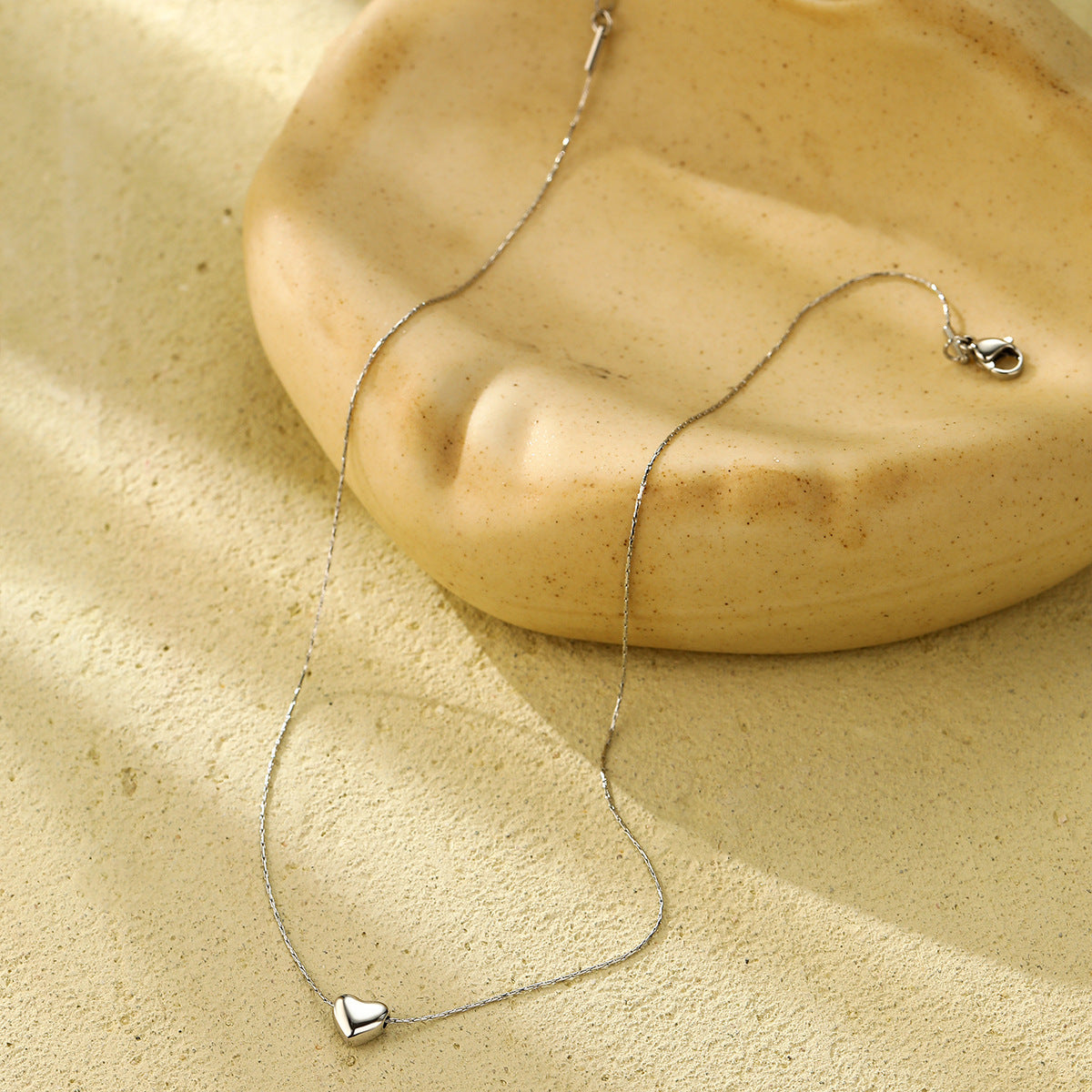 Collar minimalista de acero de titanio con forma de corazón para mujer, con acabado galvanizado y delicado colgante de acero inoxidable