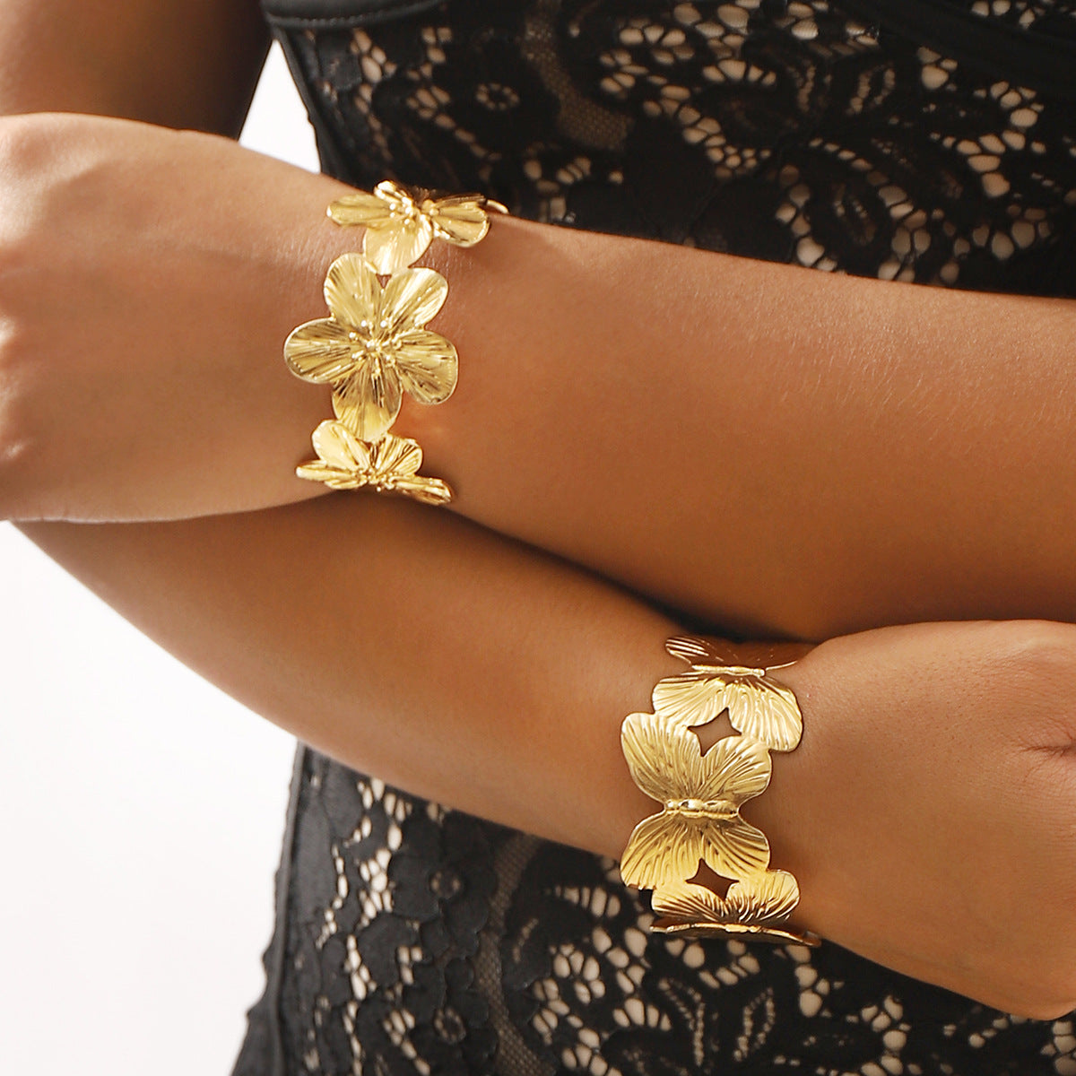 Pulsera de aro minimalista con mariposa y flores en tonos fríos con acabado de hierro galvanizado