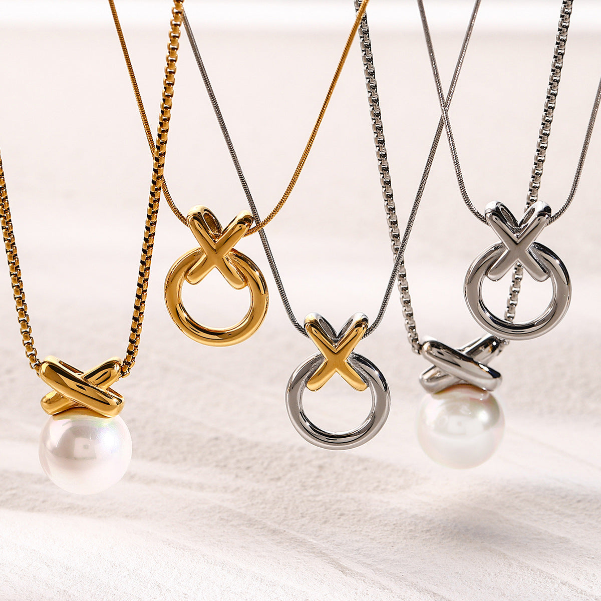 Collana con ciondolo a croce, perla e motivo "XO" placcata in oro 18K su acciaio inossidabile, catena a serpente, alla moda