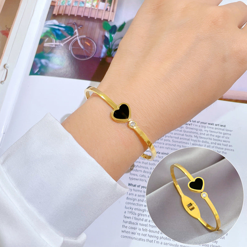 Pulsera Minimalista Retro de Corazón de Acero Titanio con Acabado Chapado para Mujer