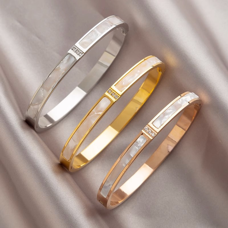 Bracciale Minimalista da Donna in Acciaio al Titanio Placcato Oro Rosa 18K con Guscio Bianco Ovale e Strass