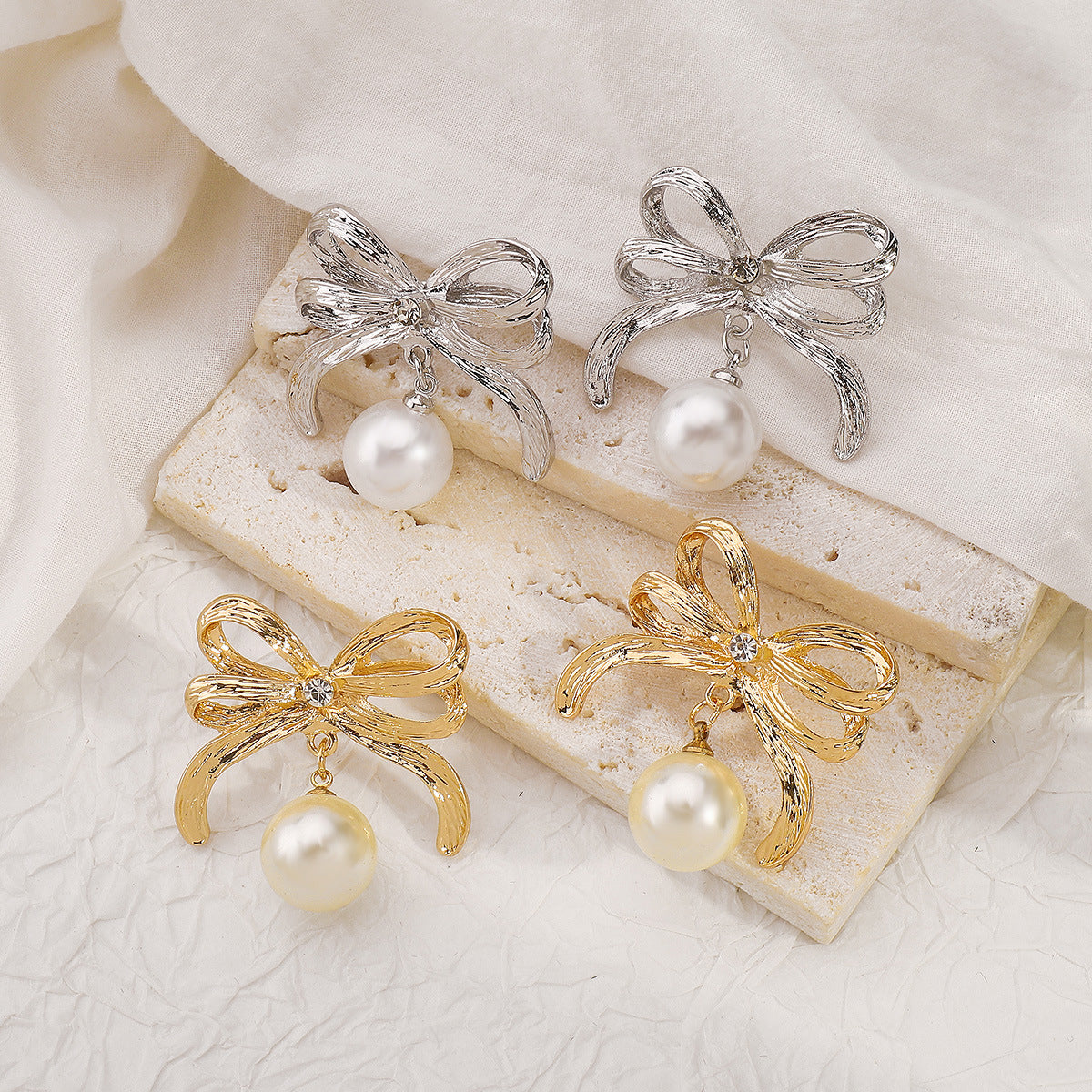 Lindos aretes de aleación con forma de moño, diseño minimalista, con perlas de imitación y detalles de diamantes de imitación