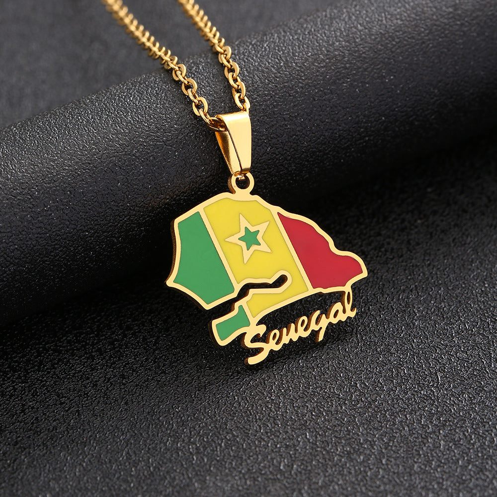 Collana con ciondolo a mappa geometrica del Senegal in stile etnico in acciaio inossidabile con charm in acciaio al titanio e finitura galvanica su catena O