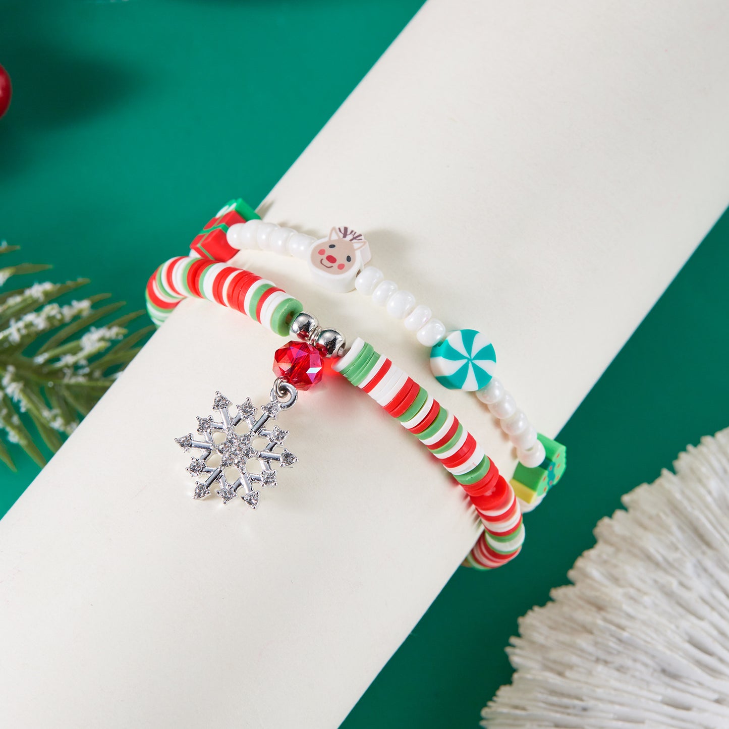 Set di Braccialetti di Natale Fatti a Mano con Perline e Personaggi dei Cartoni Animati per Donna, con Accenti in Cristallo, Vetro, Argilla Polimerica e Lega, e Motivi Festivi a Renna e Campanella