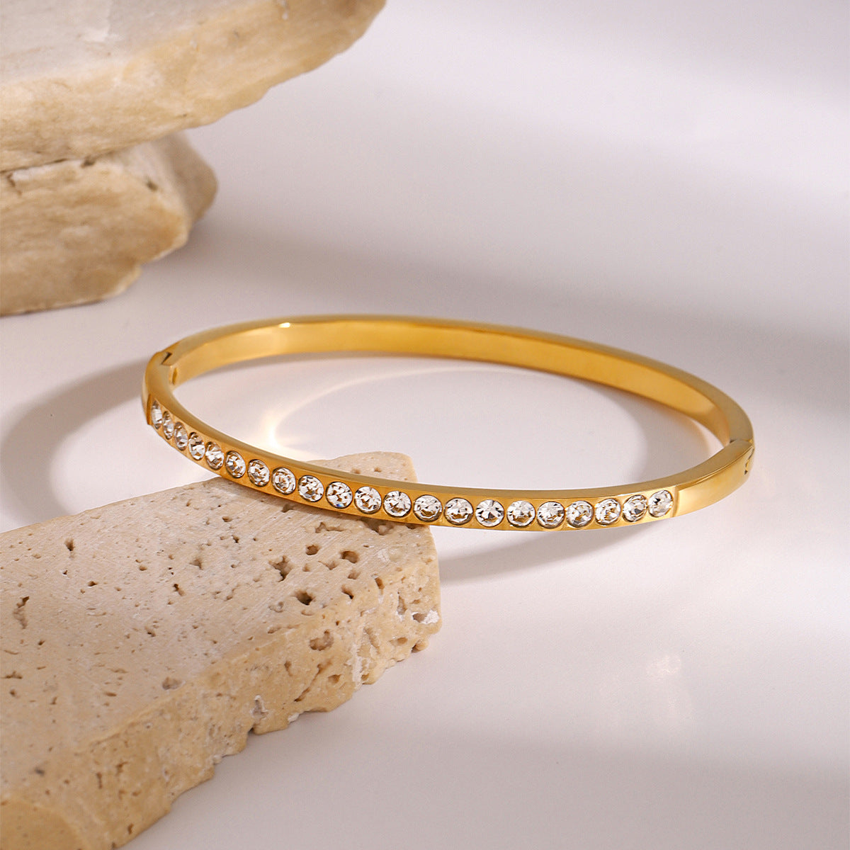 Bracciale rigido in acciaio inossidabile con strass geometrici minimalisti e finitura placcata per donna