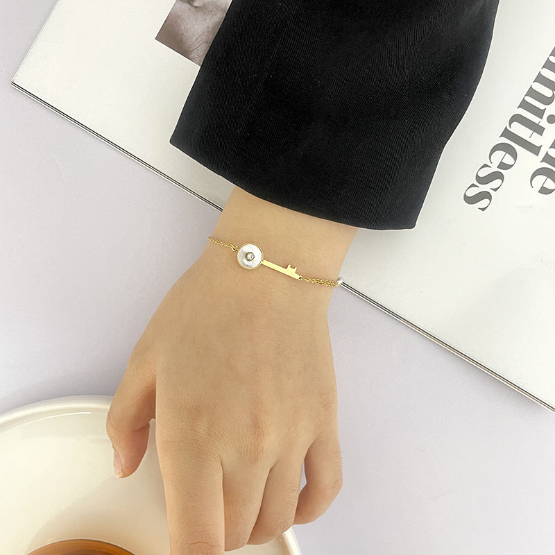 Bracciale a chiave geometrico minimalista in acciaio al titanio per donna con finitura placcata, gioielli dell'amicizia eleganti e sofisticati