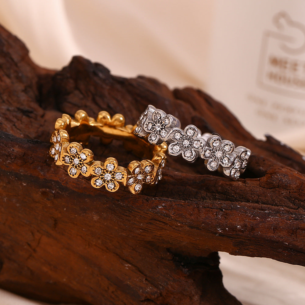 Anello Vintage Margherita in Acciaio Inox con Placcatura Oro 18K e Micro-Pavé di Strass Completo
