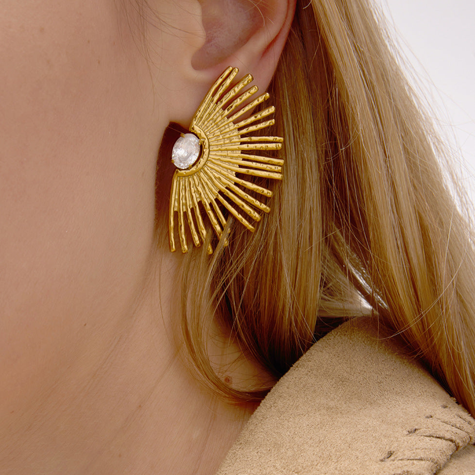 Pendientes minimalistas de acero inoxidable con forma de girasol, incrustaciones de diamantes de imitación, postes hipoalergénicos de acero de titanio, acabado chapado antideslustre