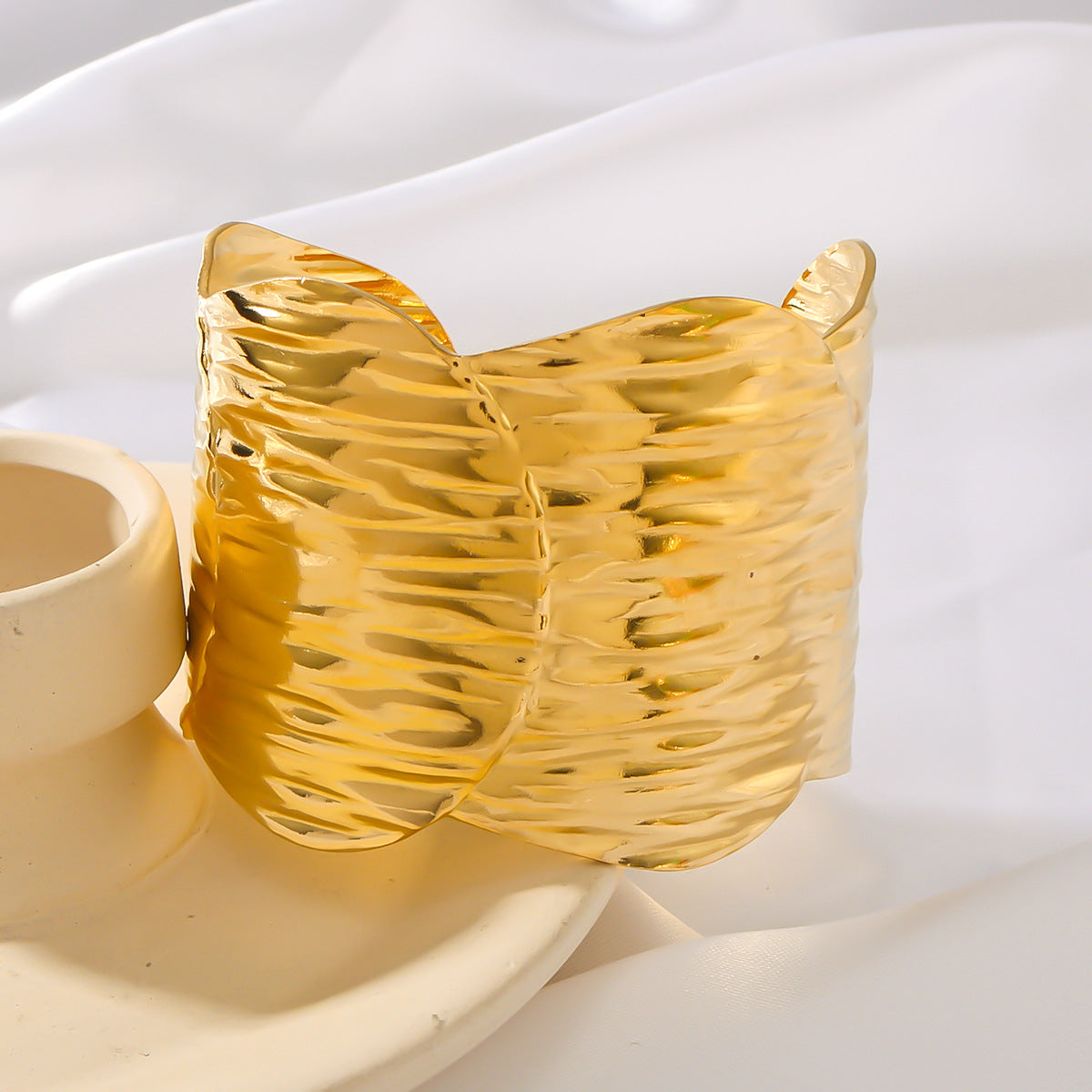 Bracciale da donna regolabile in acciaio al titanio placcato oro 18 carati — Braccialetto rigido a polsino in metallo minimalista dalla forma irregolare
