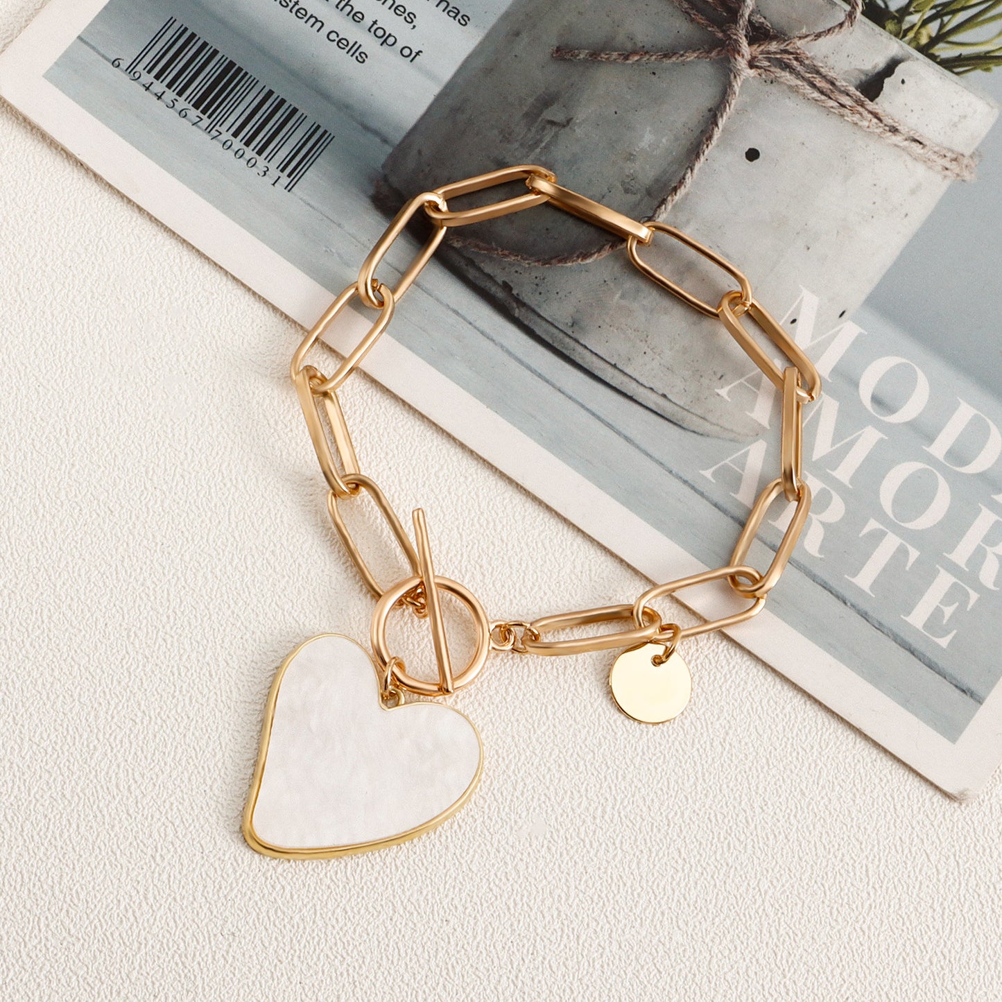 Minimalist Geometric Heart-Shaped Black and White Mother-of-Pearl Pendant Bracelet for Women with Alloy Base and Plated Finish