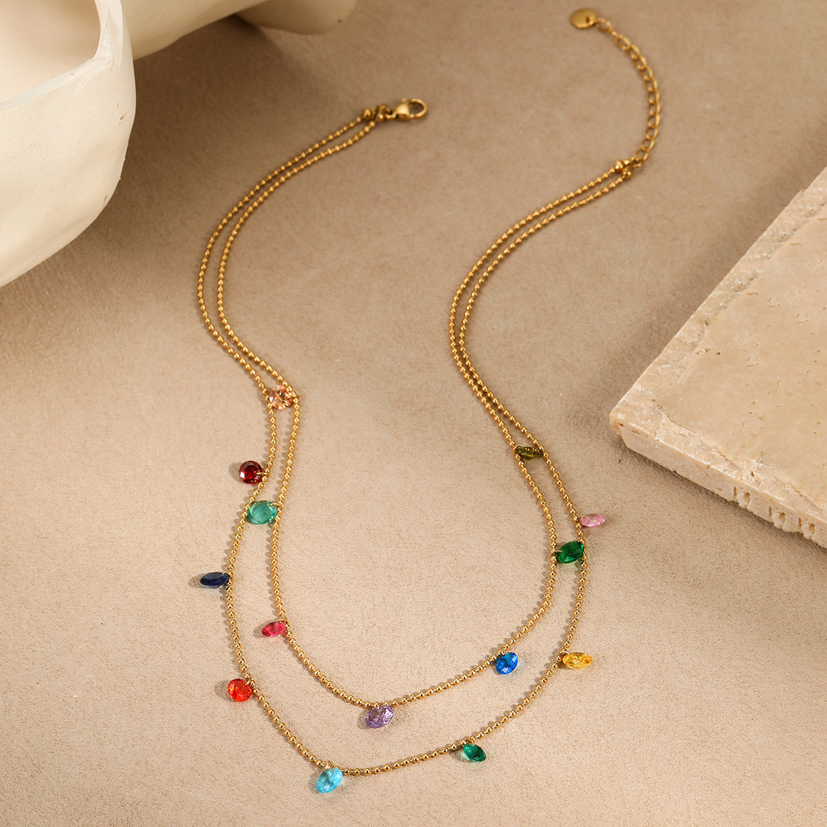 Collar Minimalista Geométrico de Acero de Titanio con Chapado en Oro de 18K e Incrustaciones de Circonitas de Colores para Mujer