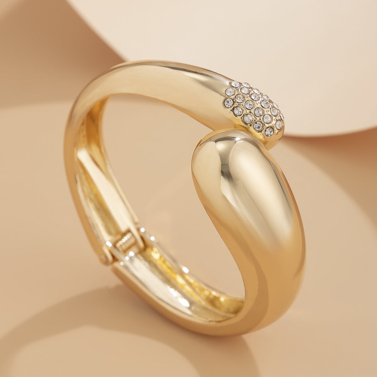 Bracciale geometrico irregolare in lega con strass e finitura placcata per donna e uomo, accessorio di moda di tendenza