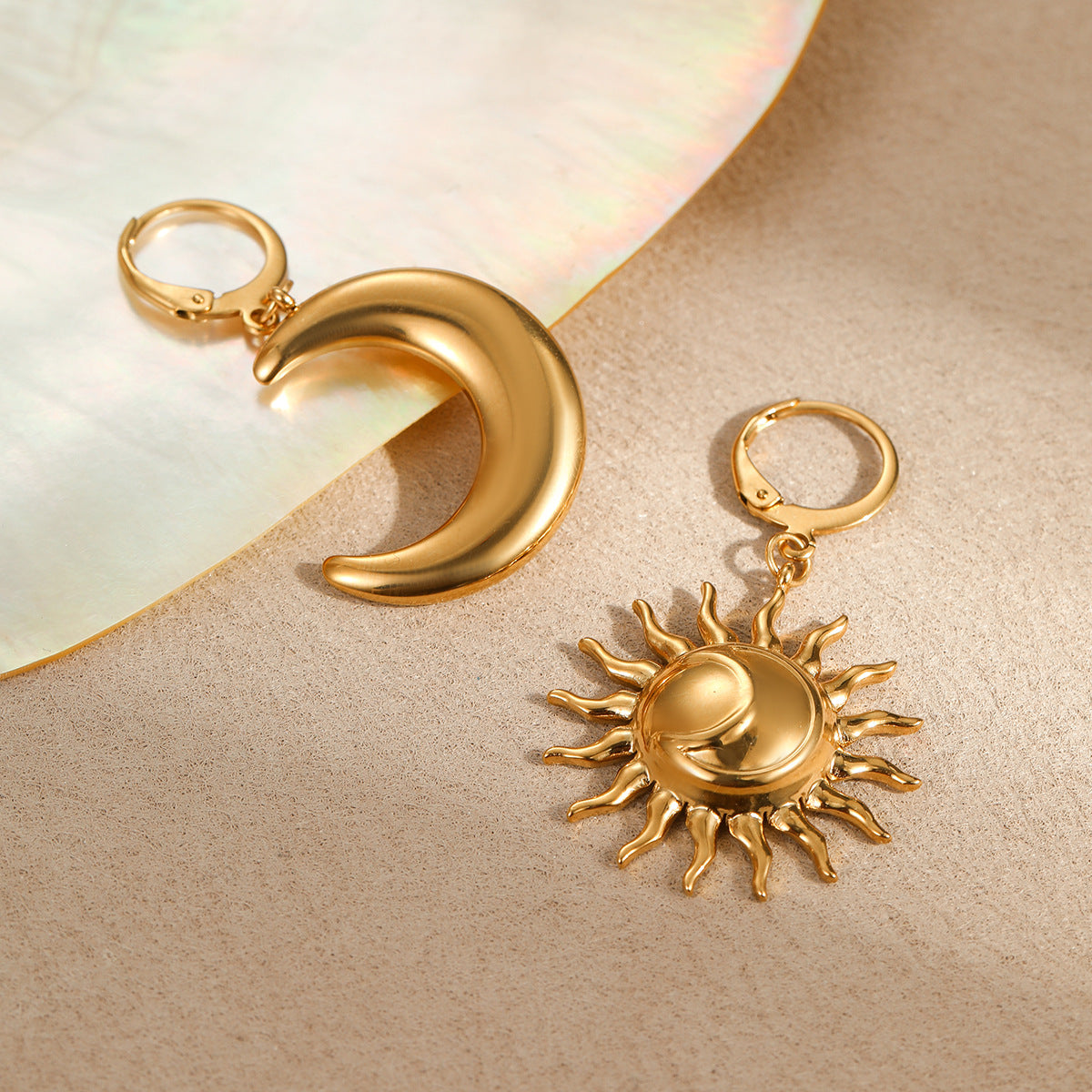 Pendientes de Luna y Sol Geométricos Estilo Francés Vintage en Acero Titanio con Baño de Oro de 18K para Mujer
