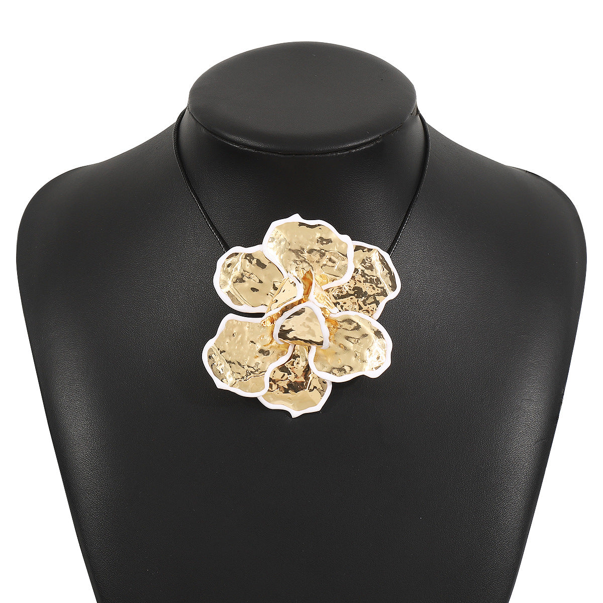 Collana da Donna con Ciondolo a Fiore Smaltato con Bordo Nero, Pieghe 3D e Motivo Floreale Vintage, Base in Ferro e Finitura Placcata