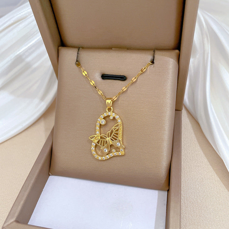 Collana Minimalista in Acciaio al Titanio a Forma di Cuore e Farfalla con Dettagli in Perle e Intarsi di Strass da Donna