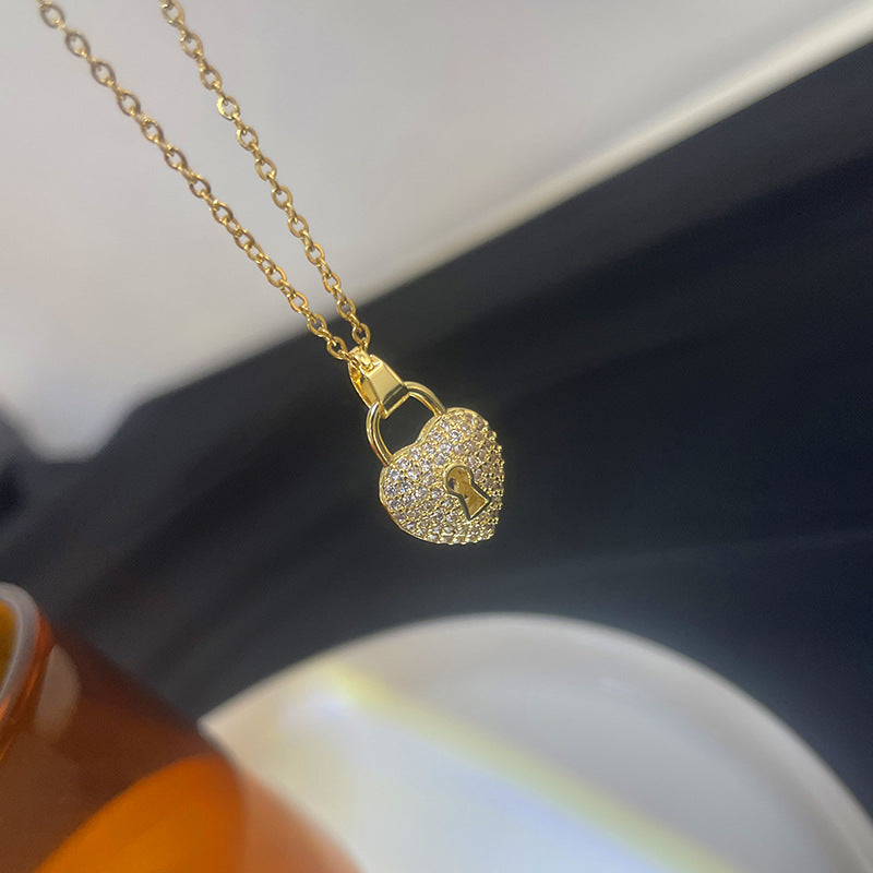 Original y creativo collar con colgante en forma de llave para mujer con incrustaciones de diamantes de imitación y baño de oro sobre acero de titanio
