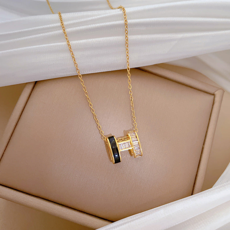Collana con Ciondolo a Lettera Minimalista in Acciaio al Titanio con Finitura Smaltata e Intarsio di Strass per Donna e Uomo