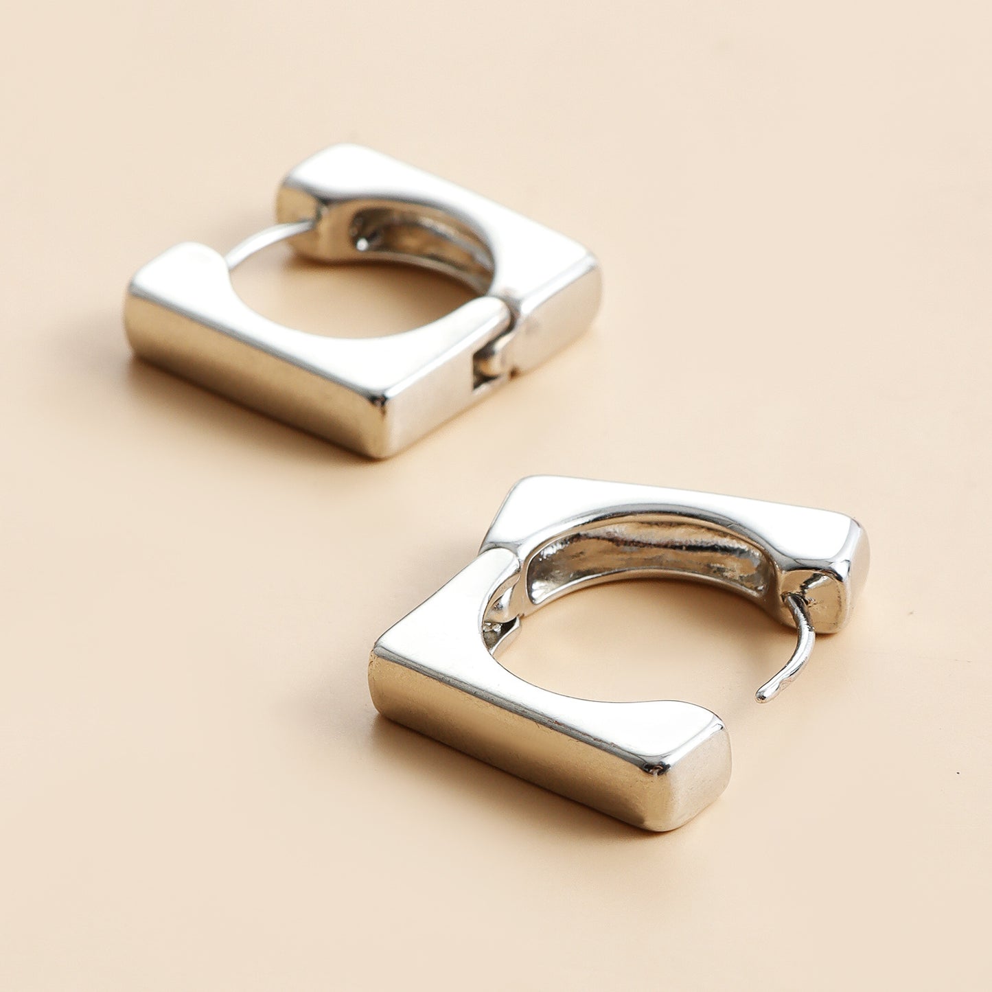 Pendientes de aro cuadrados minimalistas de aleación con diseño geométrico calado para mujer