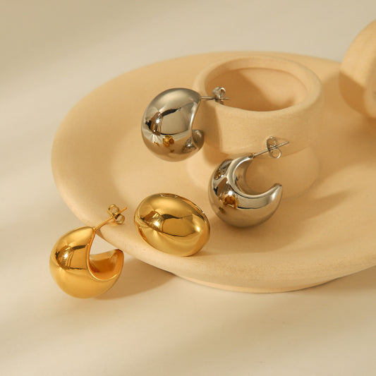 Orecchini a perno ipoallergenici in acciaio al titanio a forma di C geometrica da donna con finitura placcata sottovuoto