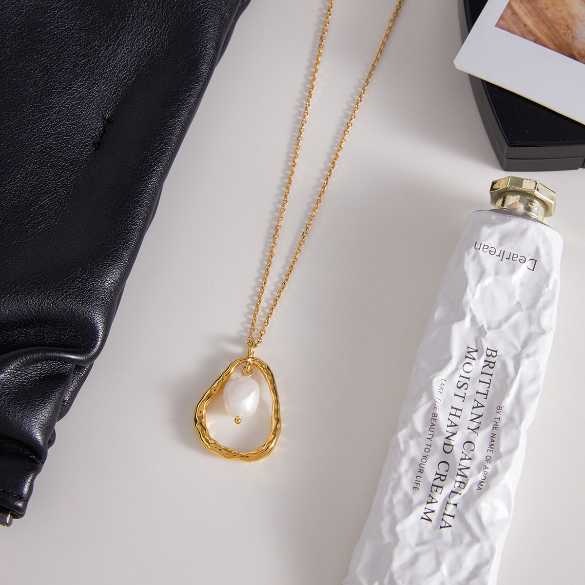 Collana girocollo minimalista geometrica in acciaio al titanio con accento di perla d'acqua dolce, catena a clavicola in acciaio inossidabile galvanizzato per donna