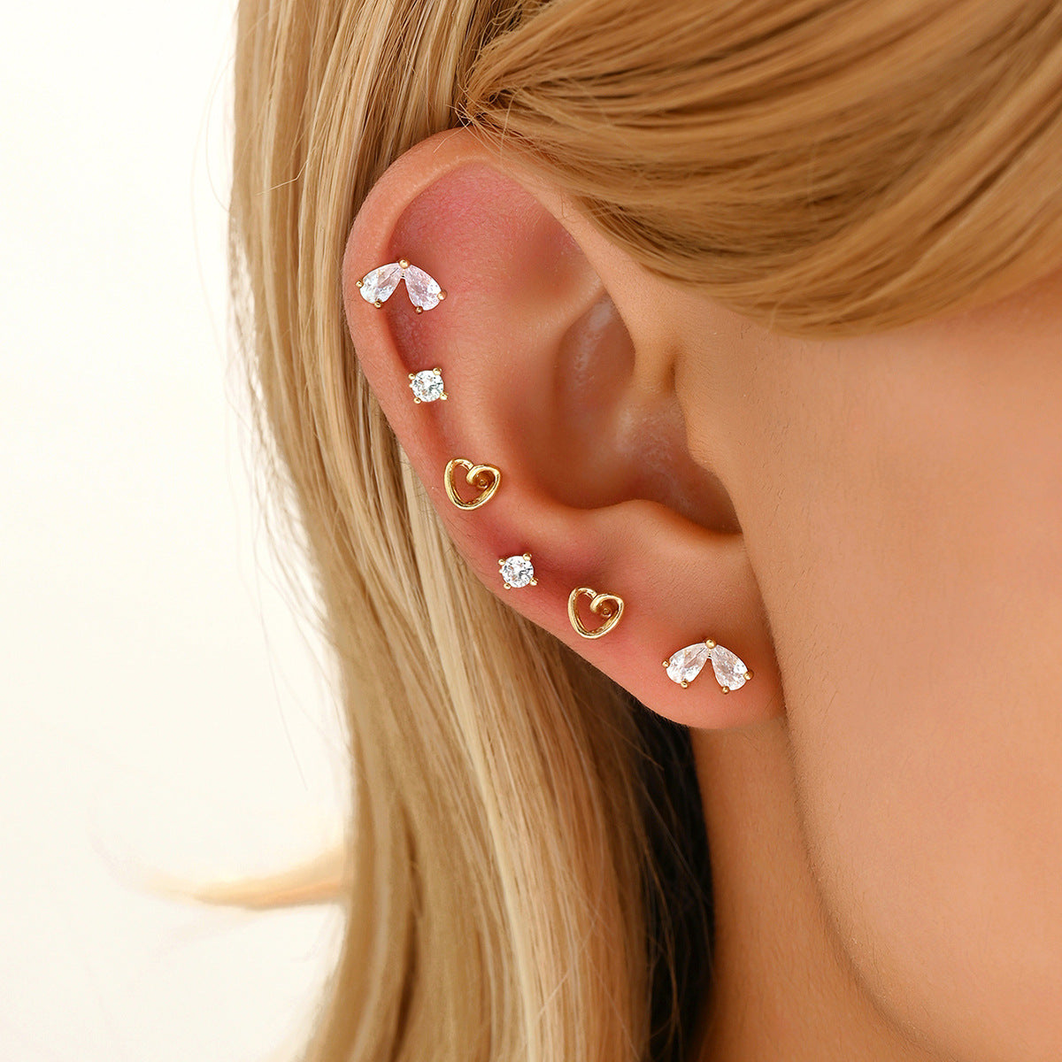 Pendientes de Cobre en Forma de Lazo Dulce y Minimalista con Incrustaciones de Zirconia y Postes de Acero Inoxidable para Mujer