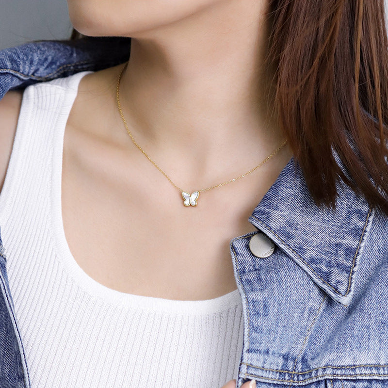 Collana con ciondolo a farfalla vintage da donna in acciaio al titanio con finitura placcata, catena a medaglione dalla forma irregolare