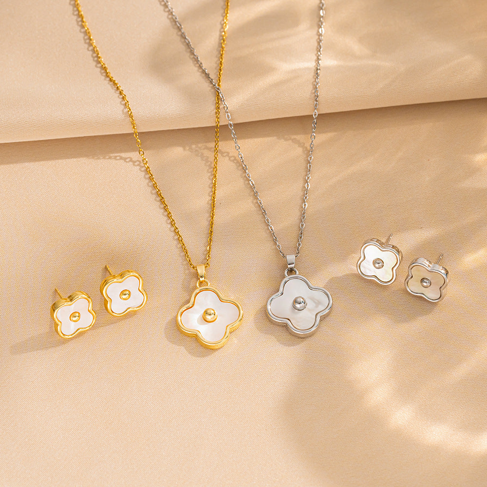 Collana con Ciondolo Trifoglio a Quattro Foglie Minimalista in Acciaio al Titanio con Placcatura in Oro Rosa 18K e Intarsio in Madreperla per Donna