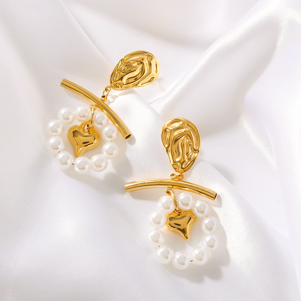Orecchini a perno a forma di cuore con perle in rilievo 3D in stile vintage romantico in acciaio inossidabile con placcatura sottovuoto in oro 18 carati