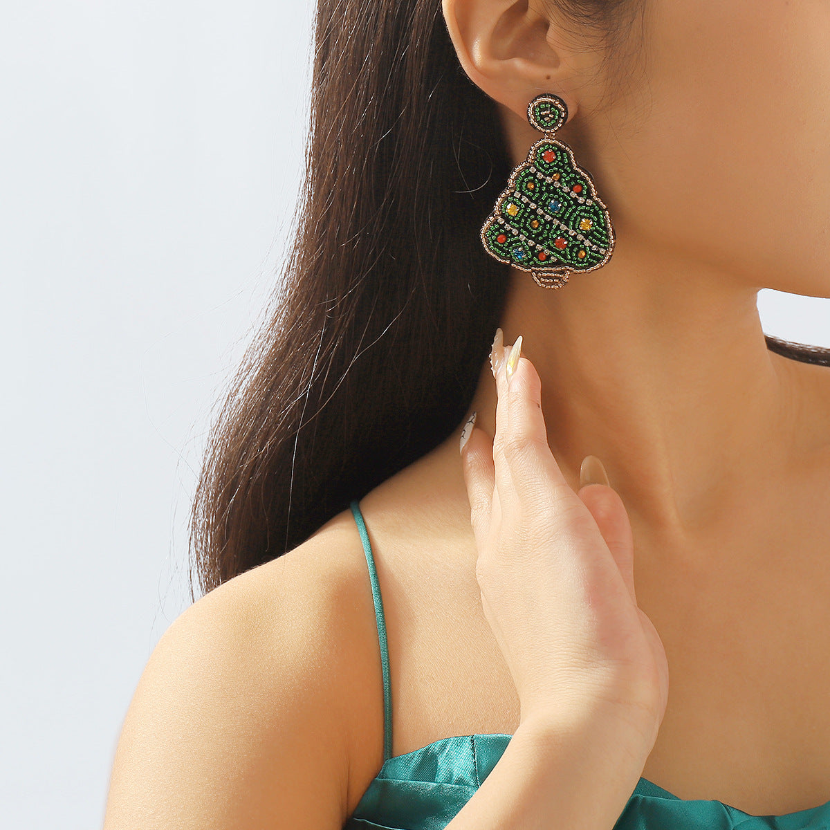 Pendientes de árbol de Navidad geométricos hechos a mano de Sweet Streetwear con diamantes de imitación y cuentas de cristal para mujer