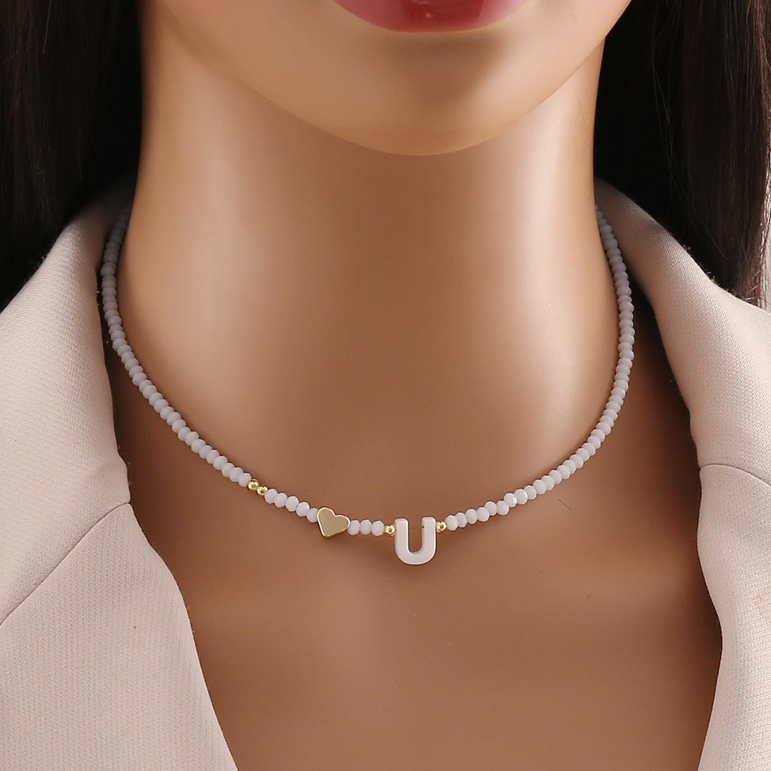 Collana con ciondolo a lettera dal design originale con ciondolo a conchiglia e perline di cristallo da donna