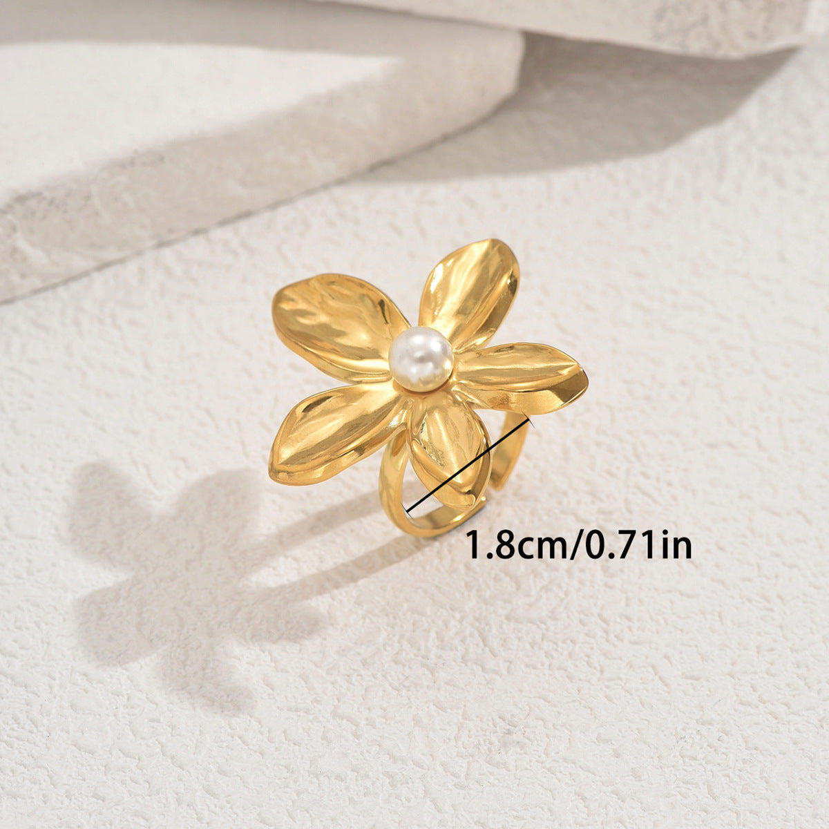 Anillo Floral Calado de Cobre para Mujer con Incrustaciones de Perlas para Dedo Índice, Moderno y Versátil