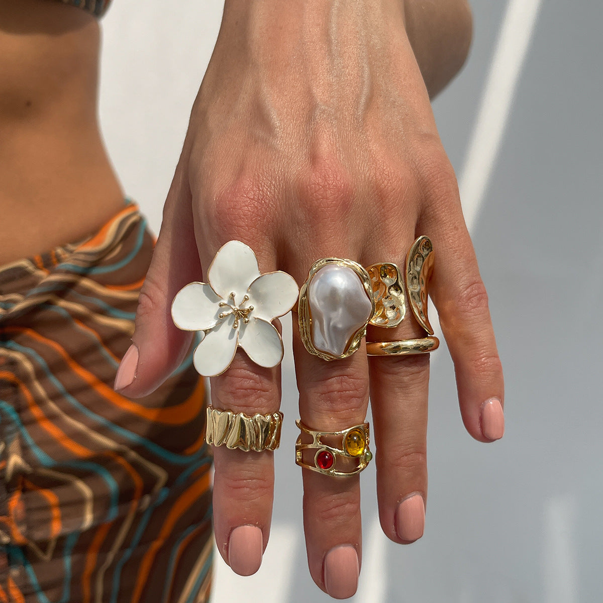 Set di anelli in lega a fiori geometrici minimalisti per donna con dettaglio fiore in smalto e accento a goccia di perla