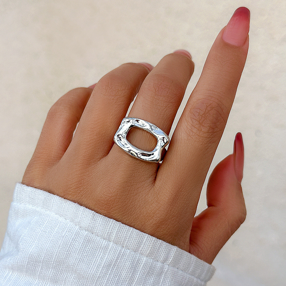 Anello da donna asimmetrico a doppio dito con fiocco, dolce e audace, in lega metallica lucida con finitura galvanica