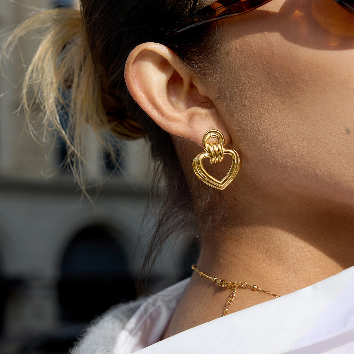 Orecchini a perno minimalisti a forma di cuore in acciaio al titanio per donna con perni in acciaio inossidabile placcati in oro sottovuoto PVD
