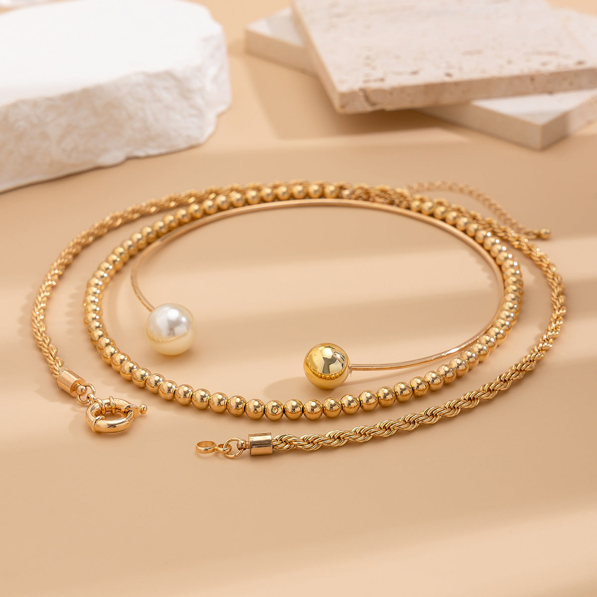 Collana da Donna a Catena Multi-Strato con Perle Imitazione Rotonde Geometriche e Sfera Placcata in Ferro