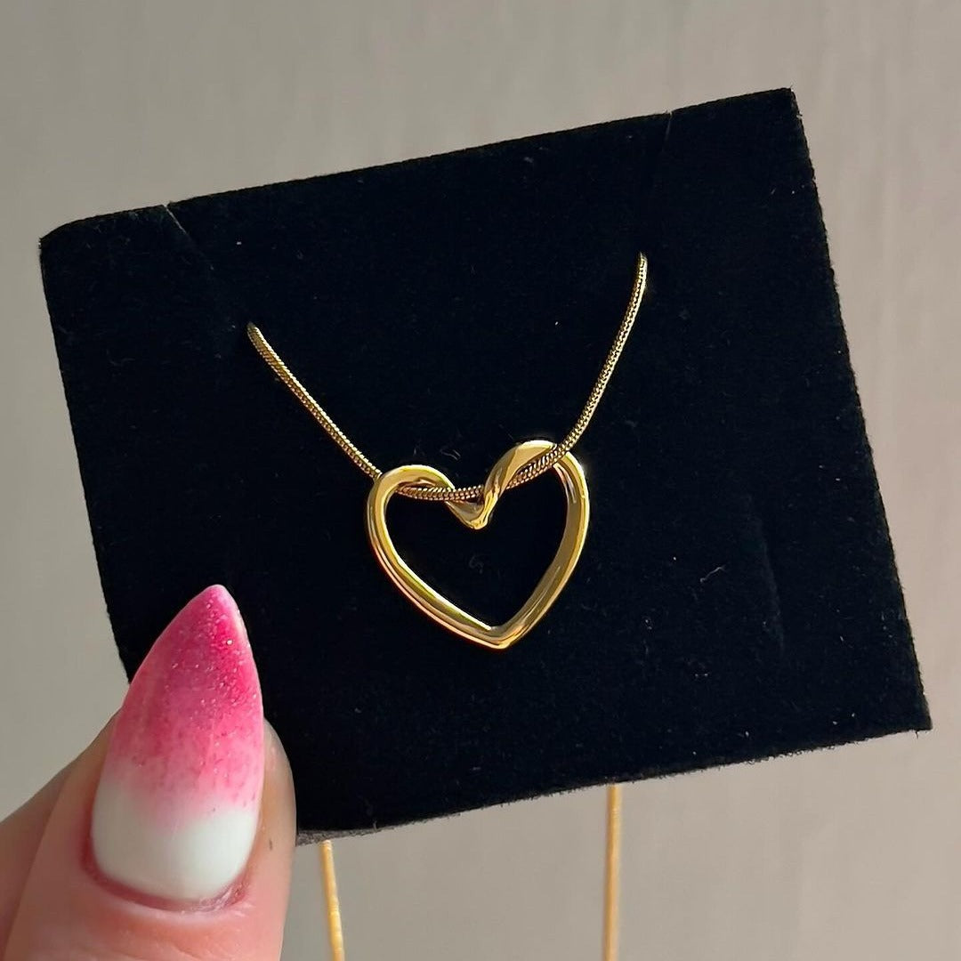 Collar minimalista con colgante de corazón hueco para mujer de acero de titanio con acabado chapado en cadena de serpiente