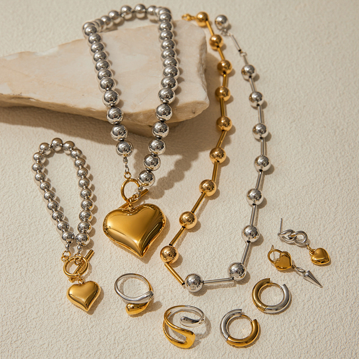 Collana minimalista da donna in acciaio inossidabile a forma di cuore con ciondolo in acciaio al titanio placcato