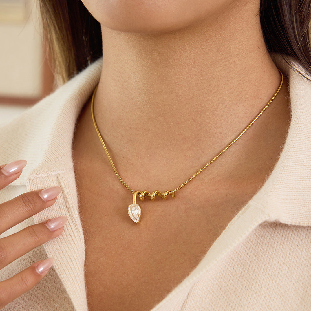 Collar con colgante de serpiente geométrica en acero de titanio con incrustaciones de diamantes de imitación, chapado para mujer
