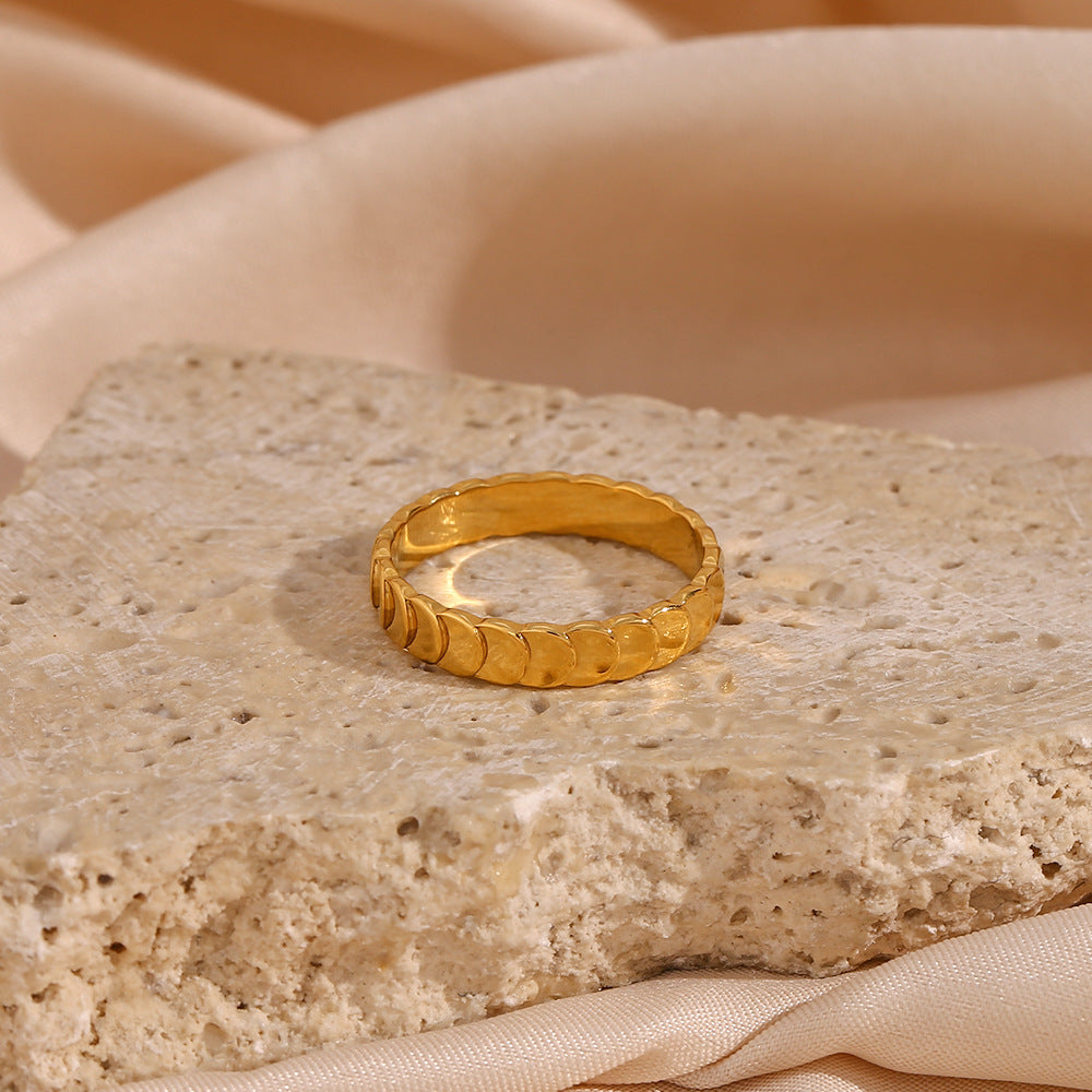 Anello da donna minimalista geometrico in acciaio inossidabile con placcatura in oro 18 carati e trama a squame di pesce